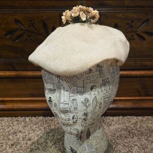 Elegant Cream Beret with Floral Accent